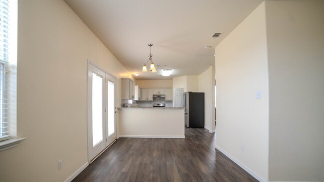 Building Photo - "Spacious 3-Bed, 3-Bath Gem on Bridgewood Drive"