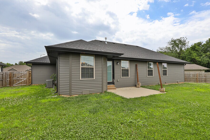 Building Photo - 1065 S Christopher Ave