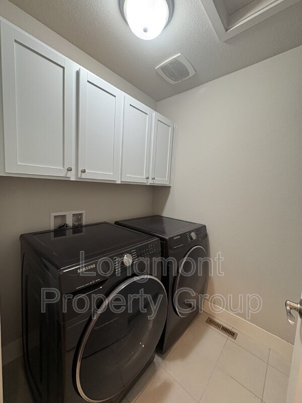 Building Photo - 1303 S Oak Ct.