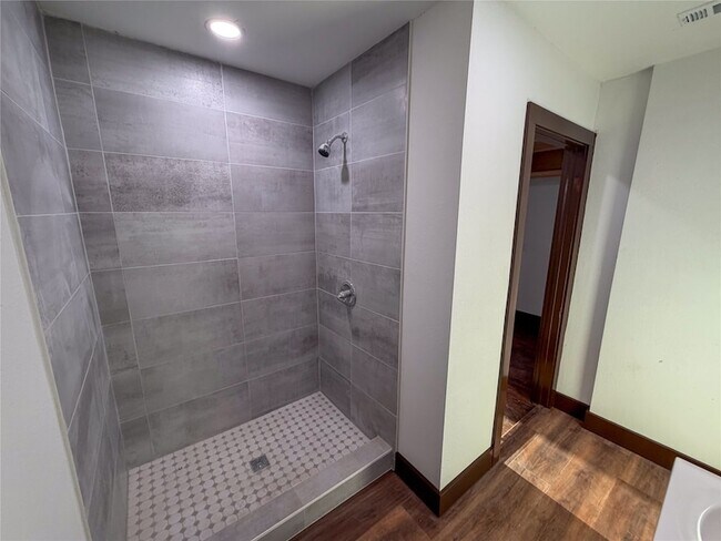 Building Photo - 107 E Stone St