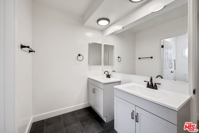 Building Photo - 22601 Dardenne St