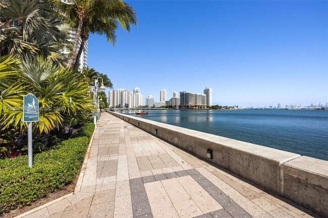 Building Photo - 1155 Brickell Bay Dr