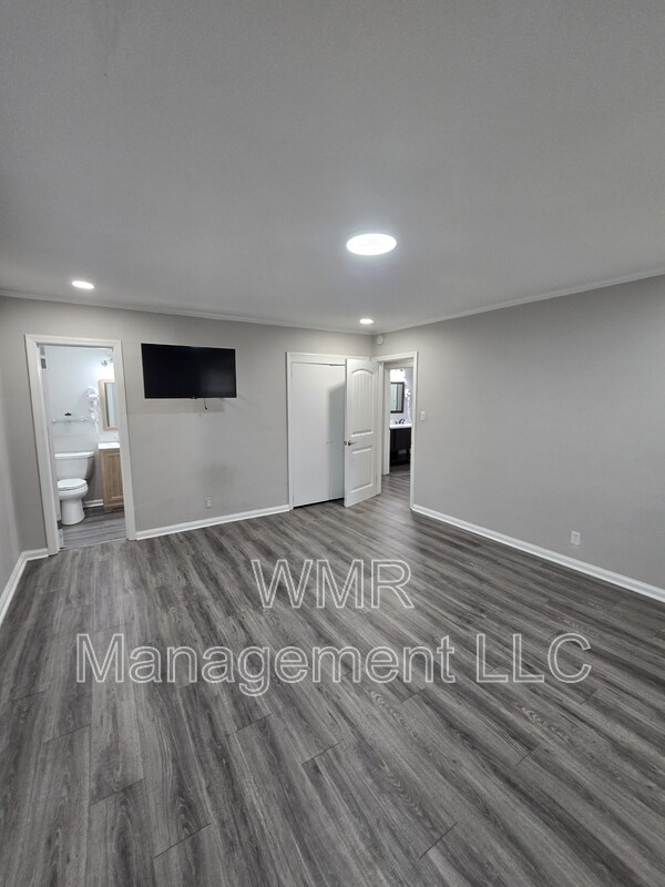 Building Photo - 420 Downey Pl