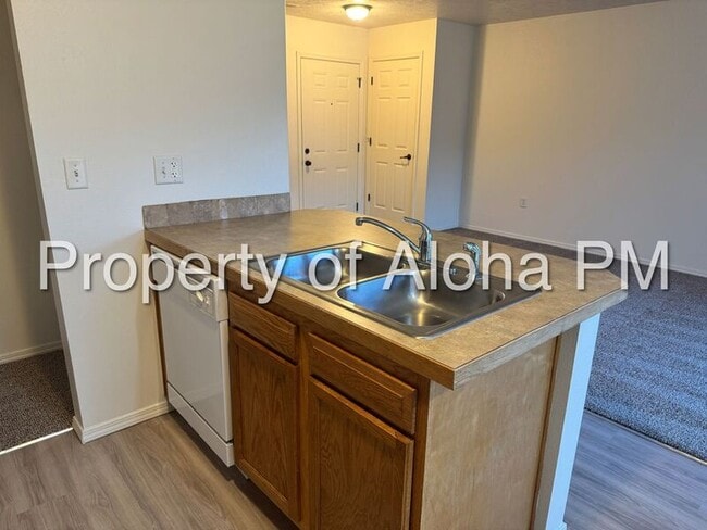 Building Photo - 1065 W Pine Ave