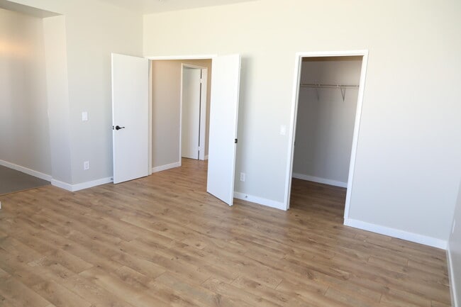 Building Photo - 1559 Ave H4