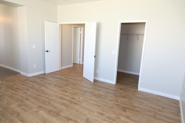 Building Photo - 1559 W Ave H4