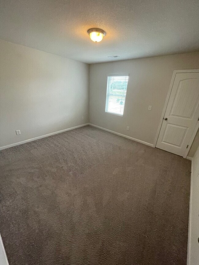 Building Photo - 2 bd 2.5 ba Townhouse