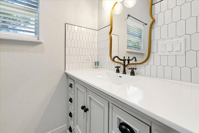 Building Photo - "ALL UTILITIES INCLUDED & Fully Furnished! Stunning 4-Bed, 3-Bath Townhome in Haines City"