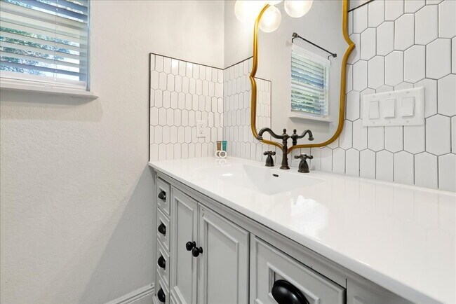 Building Photo - "ALL UTILITIES INCLUDED & Fully Furnished! Stunning 4-Bed, 3-Bath Townhome – Only $1,800/Month fo...