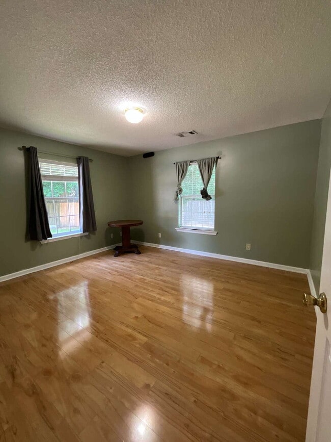 Building Photo - ALL Utilities Included