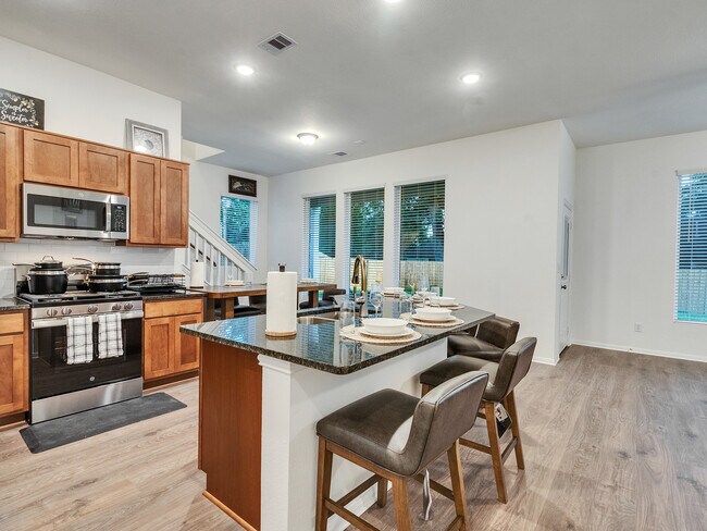 Building Photo - 409 Magnolia Ln