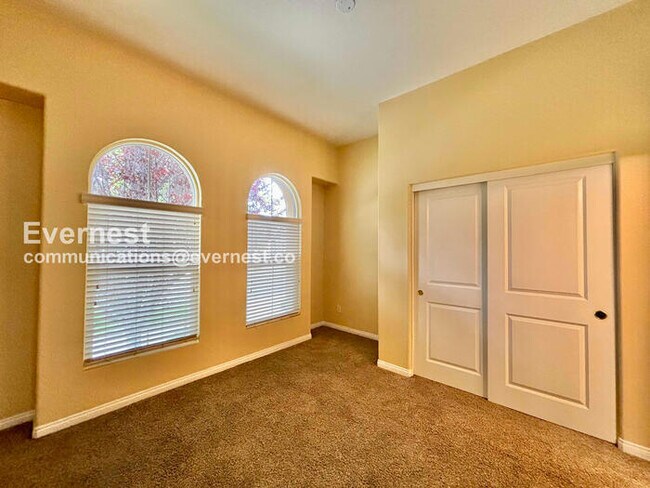 Building Photo - 5 Bed/3.5 Bath Home with Garage / Vouchers Accepted / Available Now!