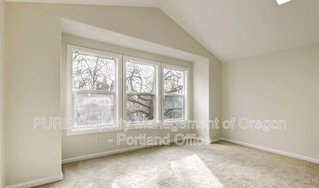 Building Photo - 310 NE Morris St