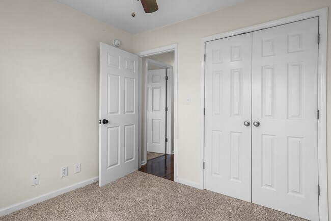 Building Photo - 3817 Roscommon Way