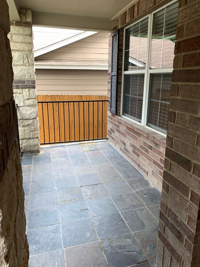 Building Photo - *MOVE IN SPECIAL* Gorgeous Four Bedroom Home with Covered Patio Near Medical Center!!