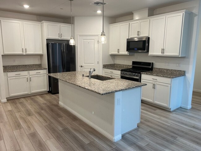 Building Photo - Beautiful 4 Bedroom 3 Bath Brentwood Home