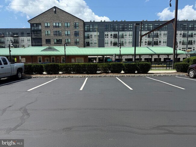 Building Photo - 350 W Elm St