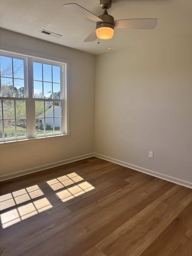 Building Photo - 204 Landmark Dr