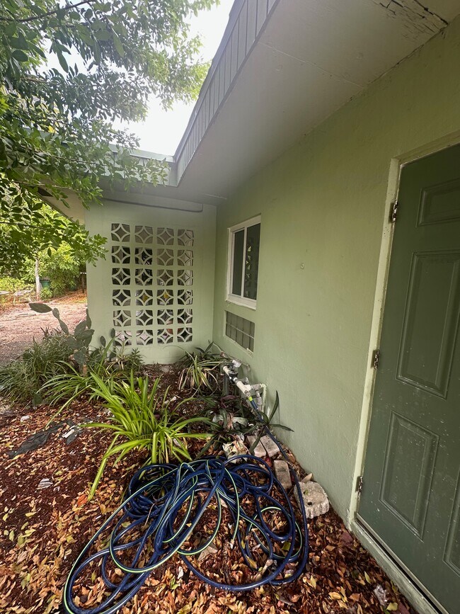 Building Photo - Beachy Bougainvilla