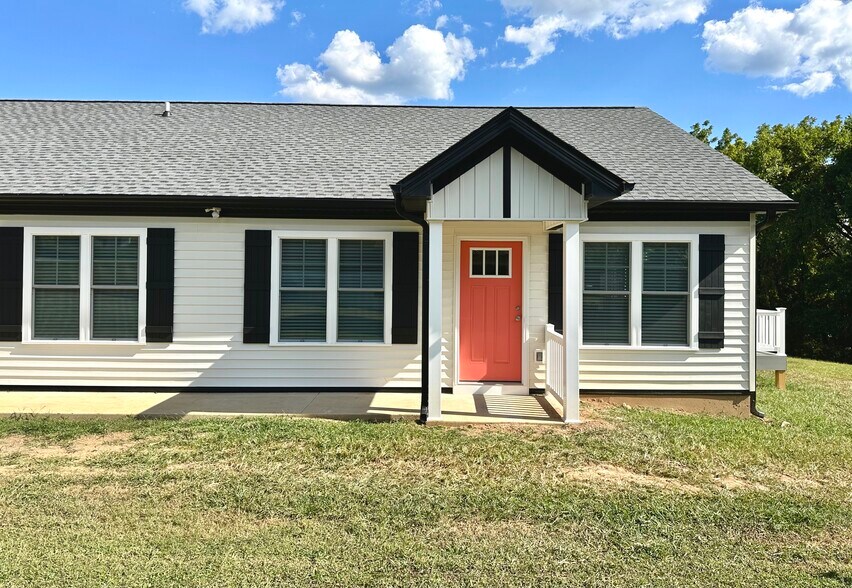 Great curb appeal to welcome you home - 2217 Kenwood Blvd SE