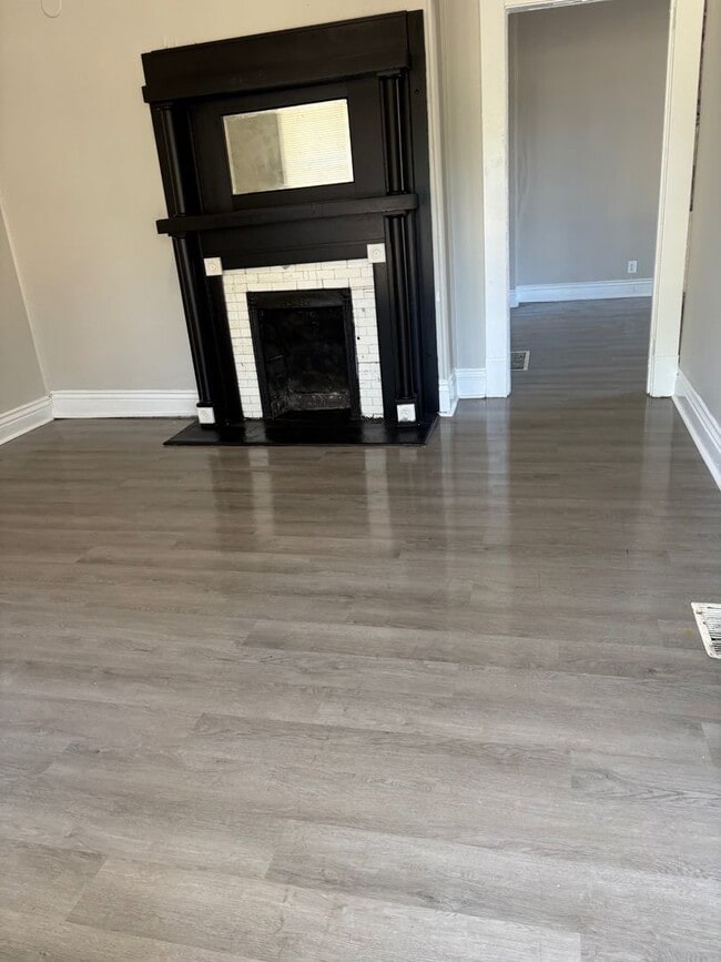 Building Photo - 2BR/1BA House with nice back yard  LEASING SPECIAL - sign a 13-month lease by 7/31/2026 and secon...