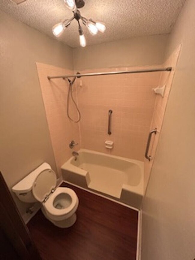Building Photo - Spacious 3-Bedroom Home with Fenced Yard &...
