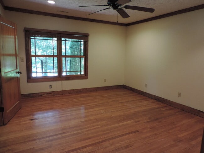 Building Photo - Beautiful Mission-Style Home! Lots of Yard for Play!