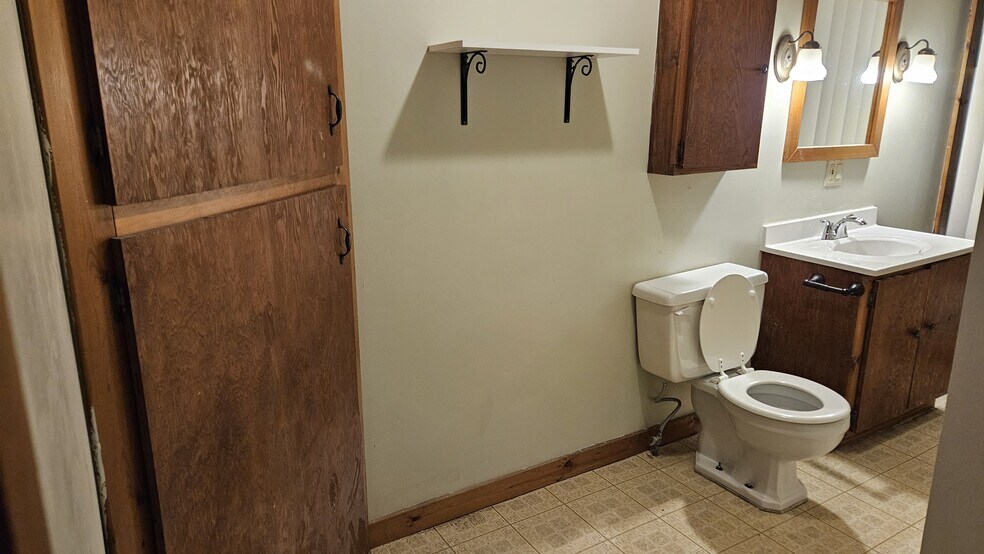 Building Photo - 1208 Highland Ave