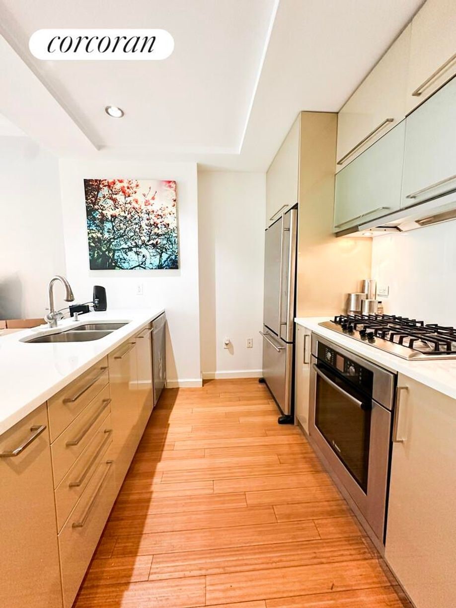 Building Photo - 24-15 Queens Plaza N