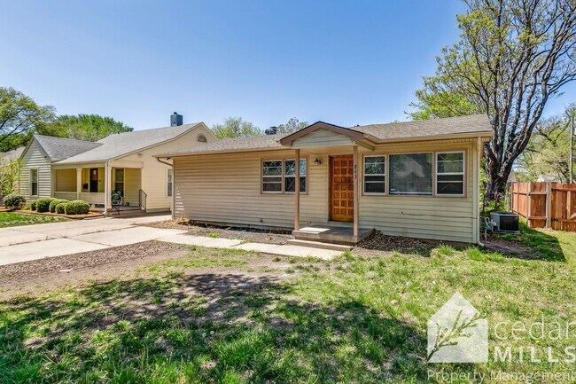 Building Photo - 3 Bedroom with Den and 2 Car Garage!