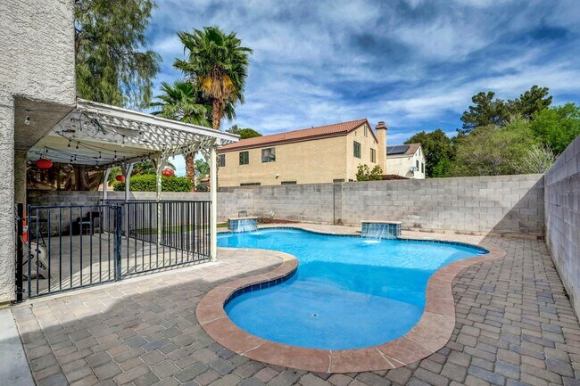 Building Photo - 3 bedroom home with pool!!