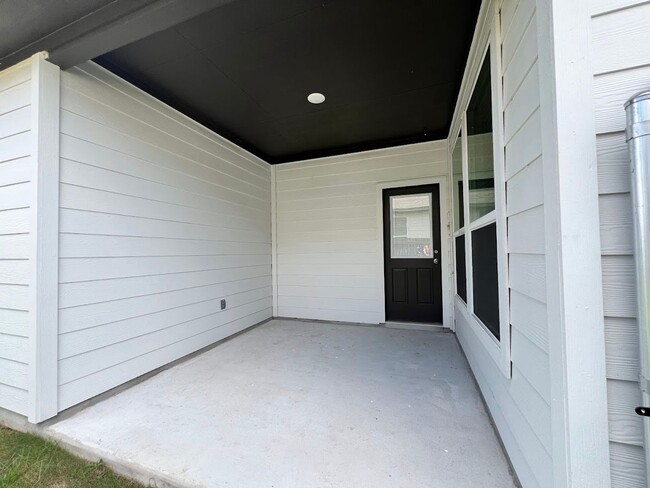 Building Photo - Stunning 4x3 Luxury Duplex in Buda, TX!