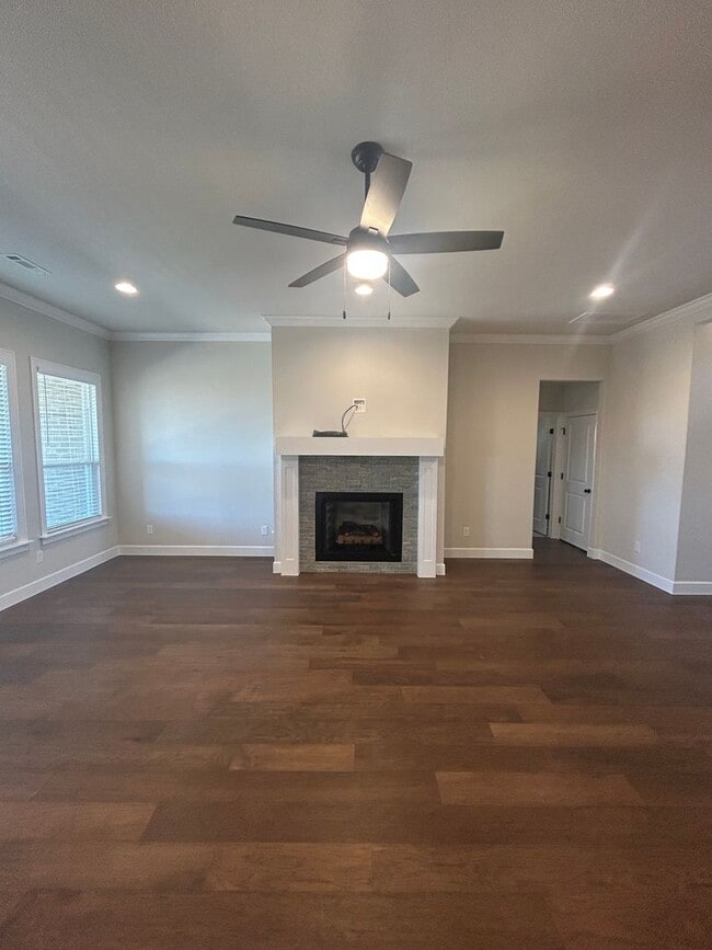 Building Photo - Beautiful Modern Home in Pea Ridge!