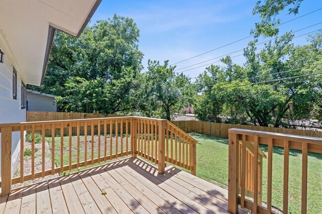 Building Photo - 711 Santa Rosa Dr