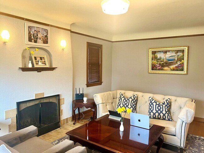 Building Photo - Stunning 3bed/3.5bath Brick Home in Ballard!