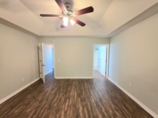 Building Photo - 6607 Woodbury Forest Dr