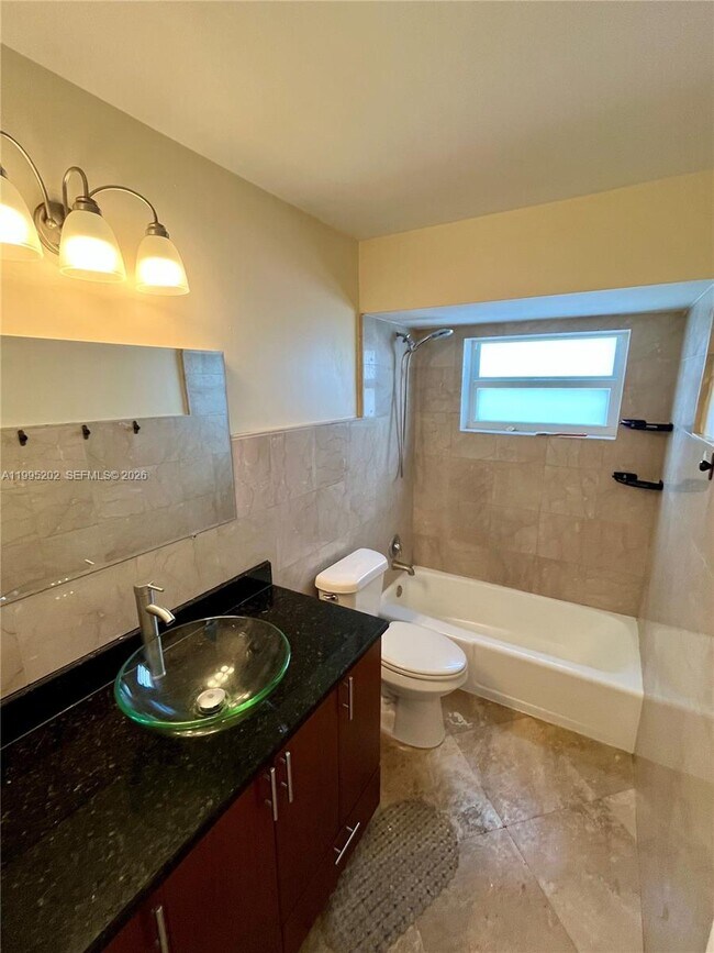 Building Photo - 1958 Monroe St