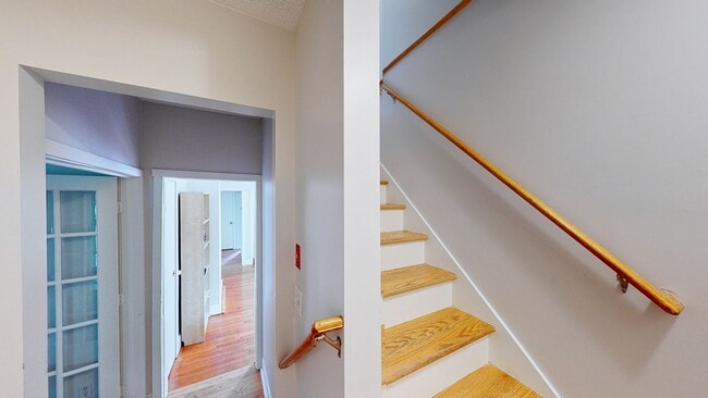 Building Photo - 6 Bedroom Apartment in Science Hill, close to downtown! (Laundry In Unit)