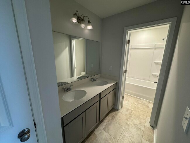 Building Photo - 3062 Hallsdale Dr