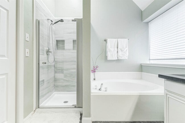 Building Photo - 4506 Silverlake Dr