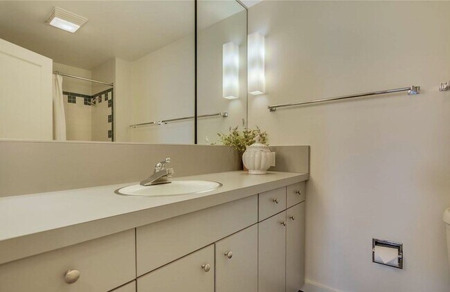 Building Photo - Spacious condo at the iconic Watermark Towers