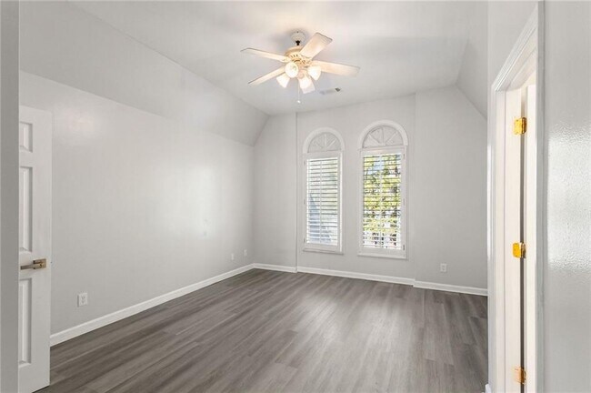 Building Photo - 2910 Emerald Dr