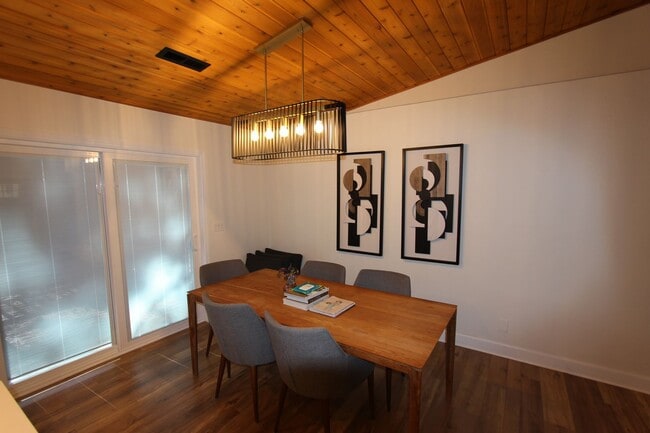 Building Photo - LEASE PENDING! Turn key Furnished Universi...
