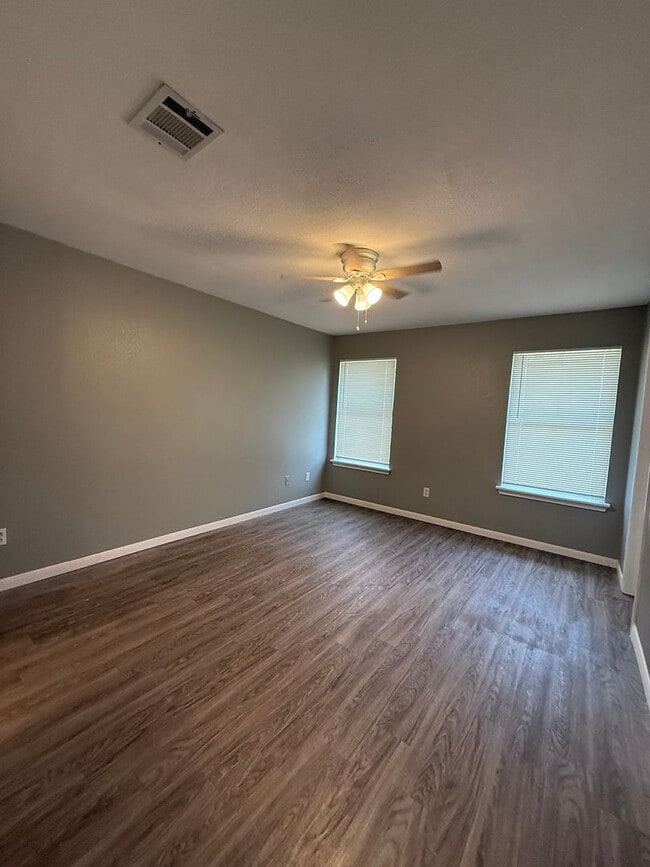 Building Photo - 2221 Creekside Ln