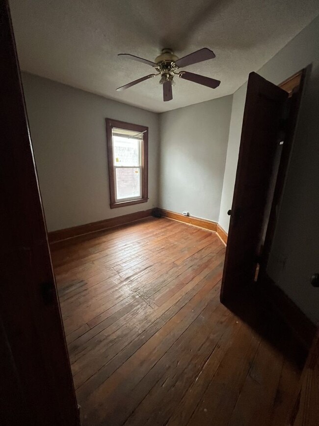 Building Photo - 162-164 Fernwood Ave