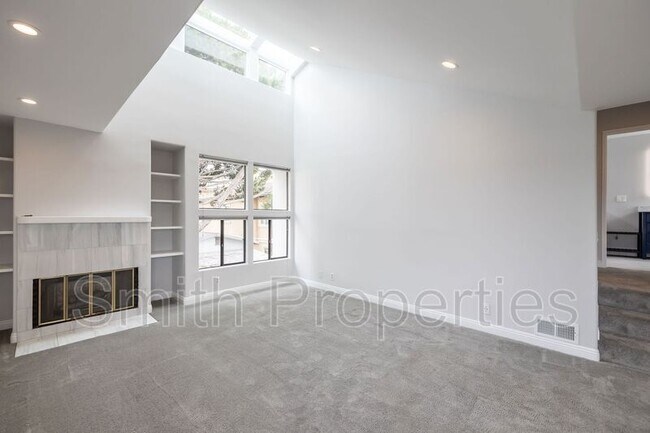 Building Photo - 604 N Irena Ave