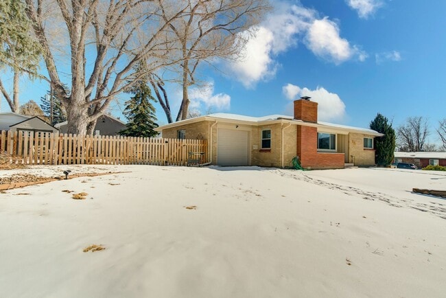 Building Photo - Ranch Style Brick home, charming and convenient!