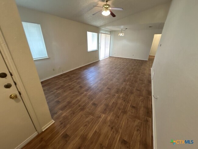 Building Photo - 2108 Carousel Dr