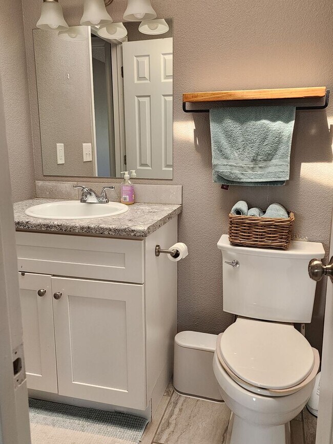 Building Photo - Charming 3-Bedroom Home in a Prime Location!
