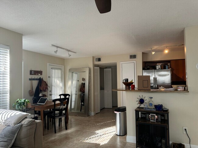 Building Photo - 1020 Crystal Way